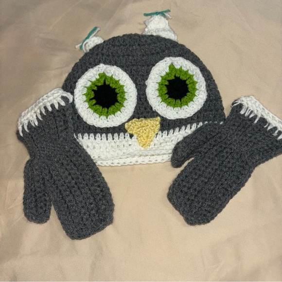 Bright Owl Crochet Kids Cap W/matching Mittens Acrylic Gray/White Yarn Handmade - Picture 1 of 8